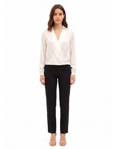Blusa fluida em cetim com decote em V e gola Rinascimento