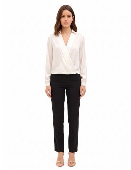 Blusa fluida em cetim com decote em V e gola Rinascimento