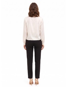 Blusa fluida em cetim com decote em V e gola Rinascimento 2