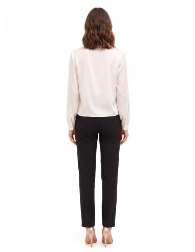 Blusa fluida de cetim com decote em V e gola Rinascimento