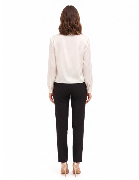 Blusa fluida de cetim com decote em V e gola Rinascimento