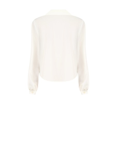 Blusa Fluida em Cetim com Decote em V e Gola Rinascimento