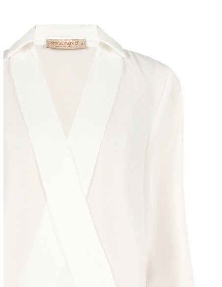 Blusa fluida de cetim com decote em V e gola Rinascimento