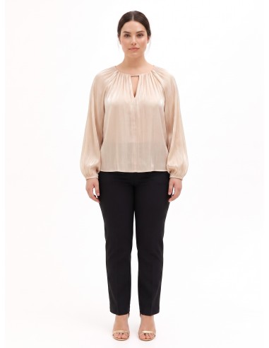 Blusa Curvy fluida em cetim laminado com recorte e detalhe de joia Rinascimento Curvy