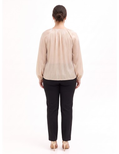 Blusa Fluida Curvy em Cetim Laminado com Recorte e Detalhe Joia Rinascimento Curvy