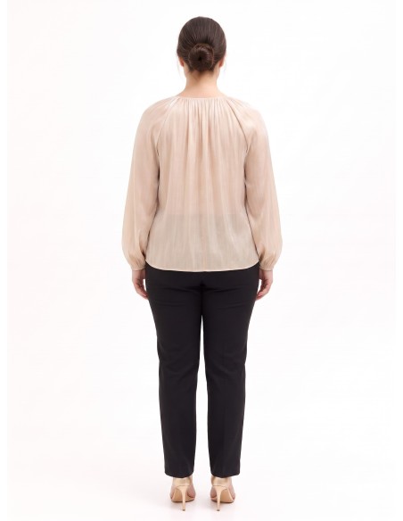 Blusa Fluida Curvy em Cetim Laminado com Recorte e Detalhe Joia Rinascimento Curvy