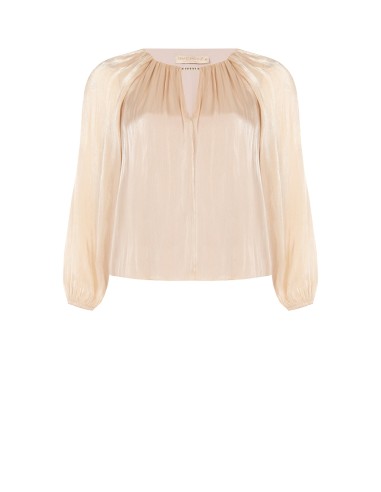 Blusa Curvy Fluida em Cetim Laminado com Recorte e Detalhe de Joia Rinascimento Curvy