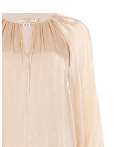 Blusa Fluida Curvy em Cetim Laminado com Recortes e Detalhe de Joia Rinascimento Curvy