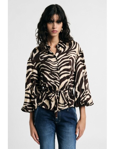 Camisa com estampado animal e cinto na cintura Please