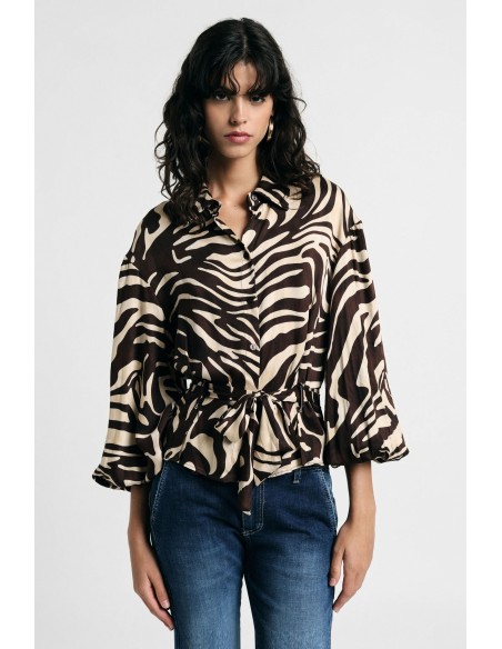 Camisa com estampado animal e cinto na cintura Please