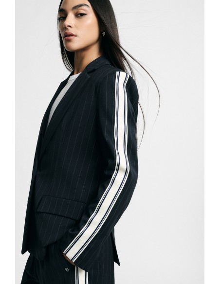Blazer às riscas com mangas em contraste e fecho com botão Please
