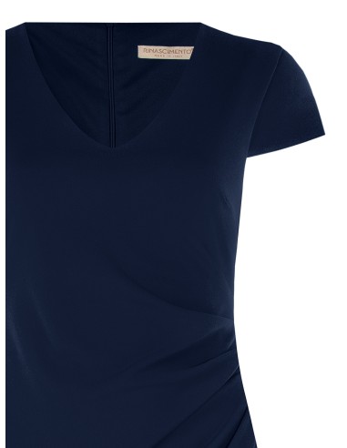 Vestido Curvy justo em crepe scuba com decote em V franzido de um lado Rinascimento Curvy