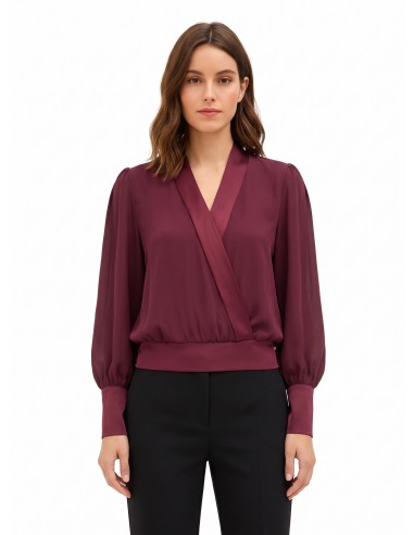 Blusa balão em georgette com lapela e maxi punhos em cetim Rinascimento