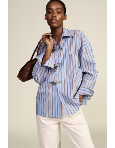 Camisa às riscas com fecho metálico e bolso Dixie