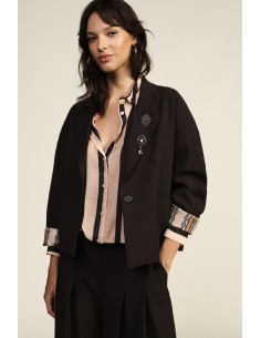 Blazer curto com botões decorativos e bolsos frontais Dixie