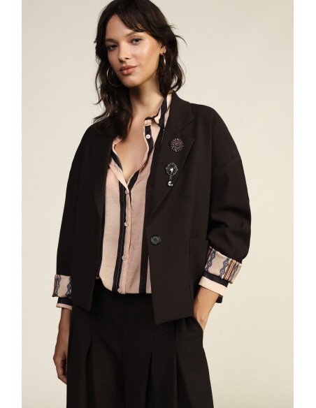 Blazer curto com botões decorativos e bolsos frontais Dixie
