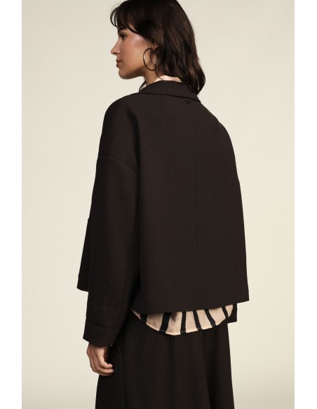 Blazer curto com botões decorativos e bolsos frontais Dixie