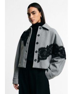 Casaco-camisa curto com aplicações de renda Please