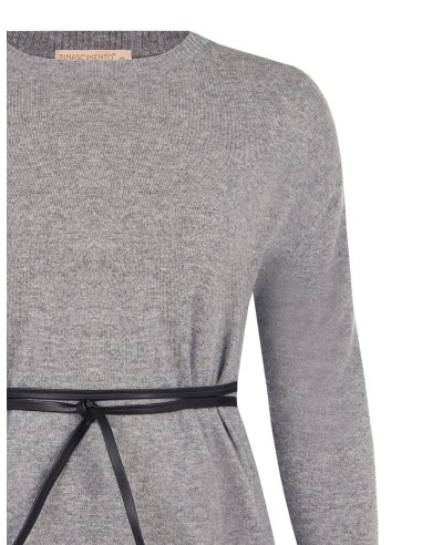 Camisola ampla para tamanhos grandes com parte inferior em renda e cinto comprido fino em imitação de pele Rinascimento Curvy
