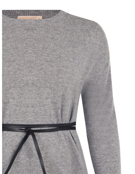Camisola ampla para tamanhos grandes com parte inferior em renda e cinto comprido fino em imitação de pele Rinascimento Curvy