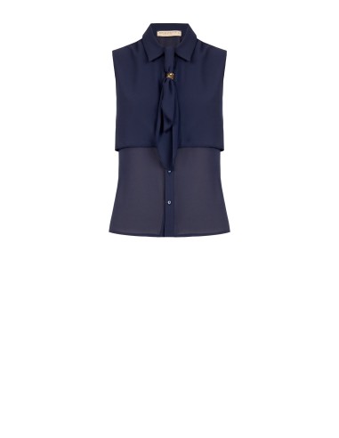 Blusa cintada em georgette com laço e detalhe de joia Rinascimento