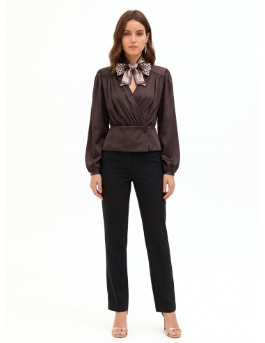 Blusa em cetim estilo envelope com decote em V e lenço amovível com logótipo Rinascimento