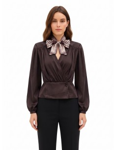 Blusa envelope em cetim com decote em V e lenço com logótipo removível Rinascimento