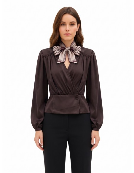Blusa envelope em cetim com decote em V e lenço com logótipo removível Rinascimento