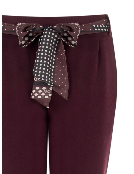 Calças skinny de poliviscose com elástico atrás e lenço com logótipo Rinascimento