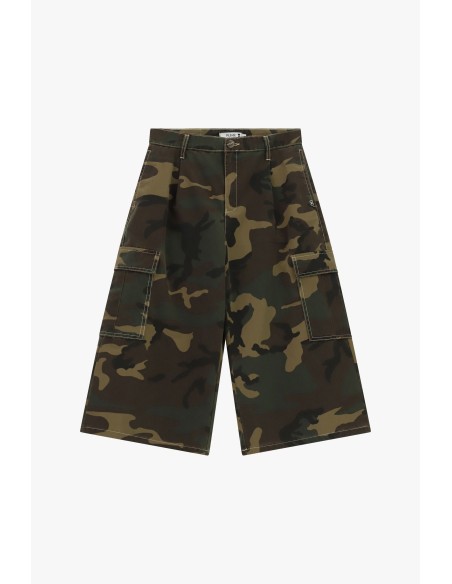 Bermudas cargo com estampado camuflado e bolsos laterais Please