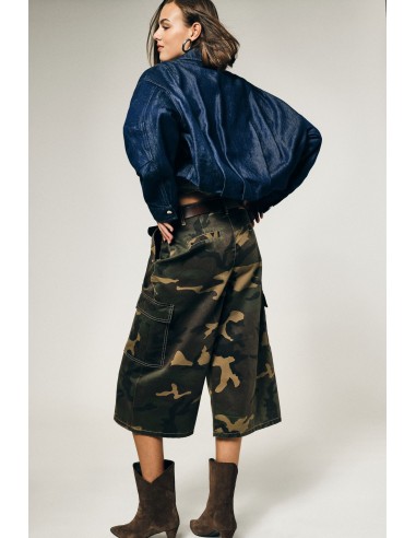 Bermudas cargo com estampado camuflado e bolsos laterais Please