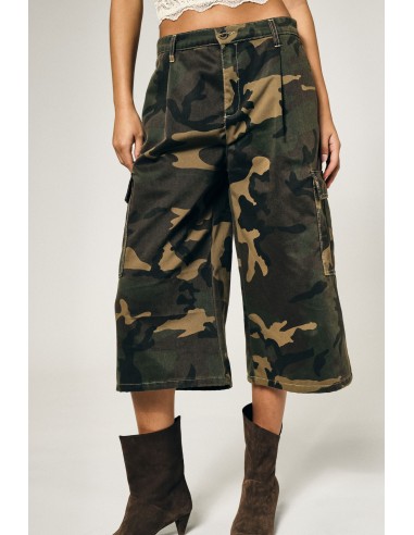 Bermudas cargo com padrão camuflado e bolsos laterais Please