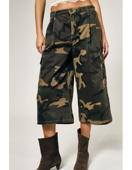 Bermudas cargo com padrão camuflado e bolsos laterais Please