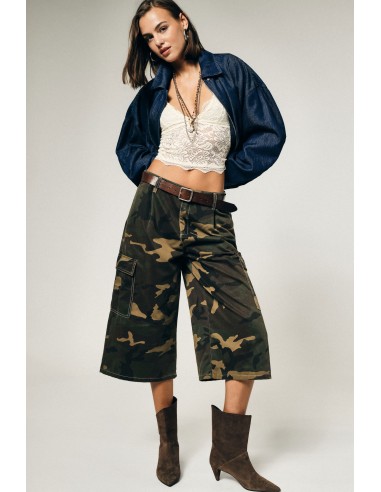 Bermudas cargo com estampado camuflado e bolsos laterais Please
