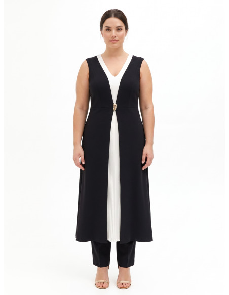 Vestido comprido Curvy em crepe scuba bicolor com painel plissado em contraste Rinascimento Curvy