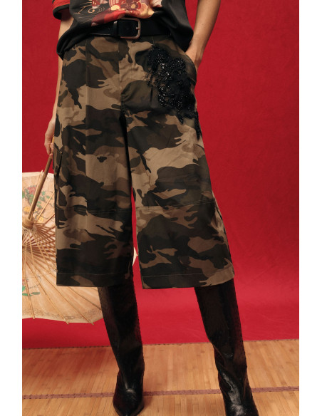Calções largos com padrão camuflado e motivo floral Dixie