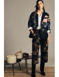 Calças cropped com padrão camuflado e bolsos Dixie