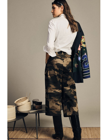 Calças cropped com padrão camuflado e bolsos Dixie