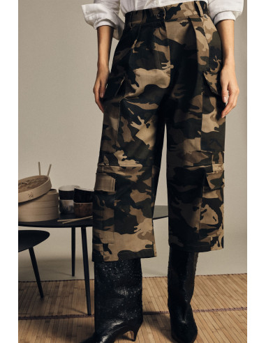 Calças cropped com padrão camuflado e bolsos Dixie