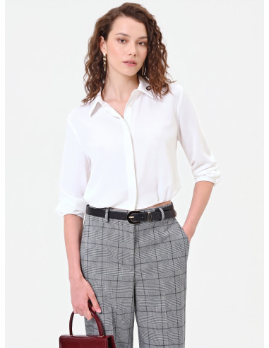 Camisa cropped fluida em cetim mate com botões ocultos Rinascimento