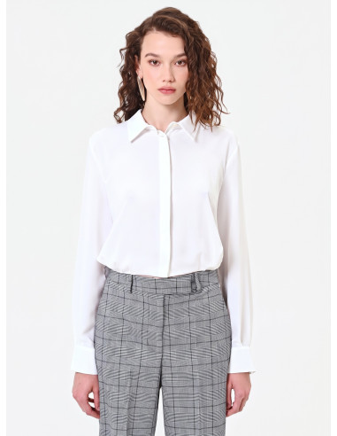 Camisa cropped fluida em cetim mate com botões ocultos Rinascimento