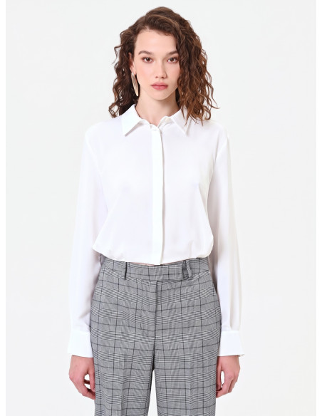 Camisa cropped fluida em cetim mate com botões ocultos Rinascimento
