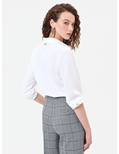 Camisa cropped fluida em cetim mate com botões ocultos Rinascimento