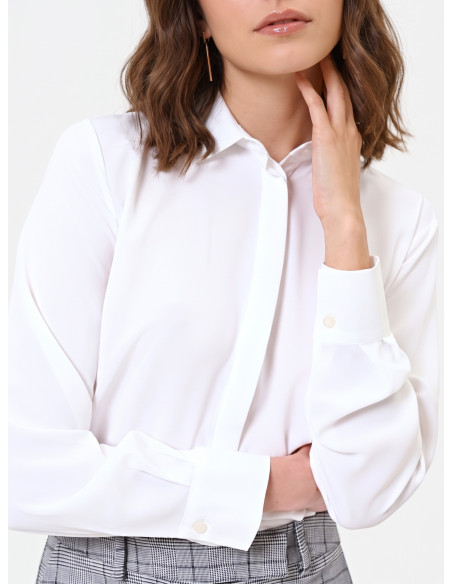 Camisa cropped fluida em cetim mate com botões ocultos Rinascimento