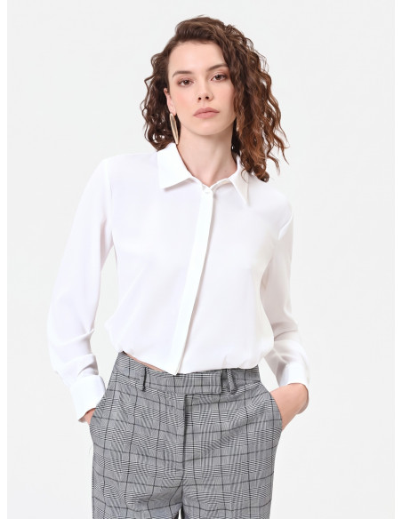 Camisa cropped fluida em cetim mate com botões ocultos Rinascimento