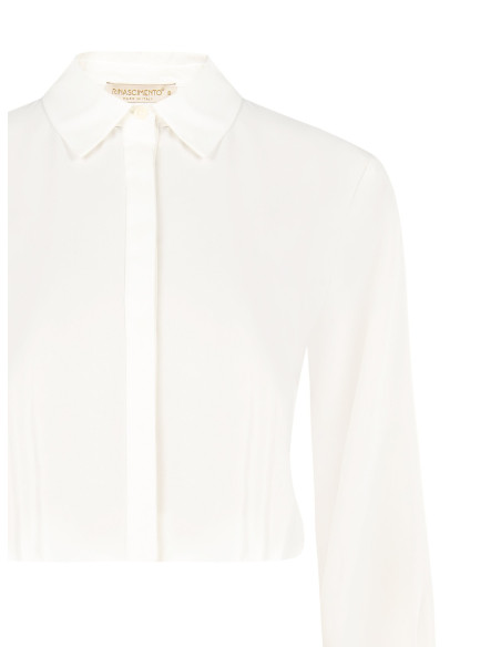 Camisa cropped fluida em cetim mate com botões ocultos Rinascimento