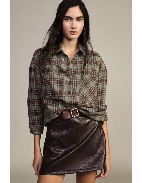 Camisa aos quadrados com tachas e bolso frontal Dixie
