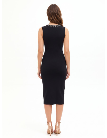 Vestido tubinho em malha estruturada com colar de strass amovível Rinascimento