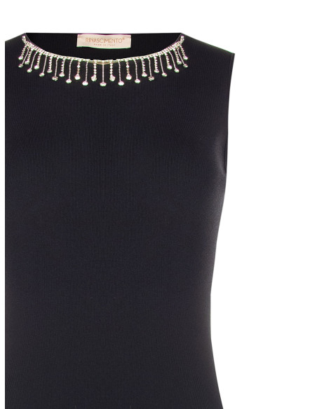 Vestido tubinho em malha estruturada com colar de strass amovível Rinascimento