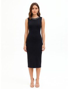 Vestido tubinho em malha estruturada com colar de strass amovível Rinascimento